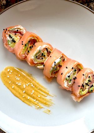 Foto di Uramaki di Salmone con Formaggio di Capra, Nduja e Avocado