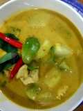 แกงกะทิไก่ผักรวม