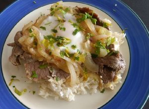 Una foto de Bifes con cebolla y huevo