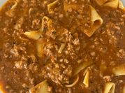 Una foto de lasagna de salchicha