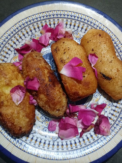 A picture of Meethe bread rolls.