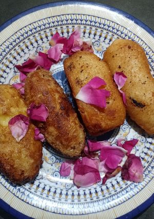 A picture of Meethe bread rolls.