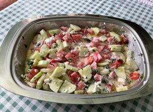 Une photo de Salade de tomates roses et concombre à la crème, feta et persil