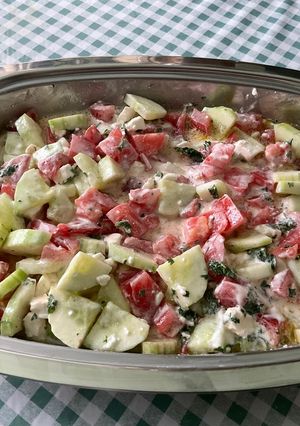 Une photo de Salade de tomates roses et concombre à la crème, feta et persil