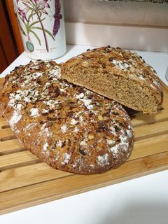 Una foto de Pan de espelta con pipas de calabaza, cebolla frita y orejones