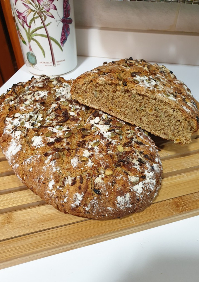 Una foto de Pan de espelta con pipas de calabaza, cebolla frita y orejones