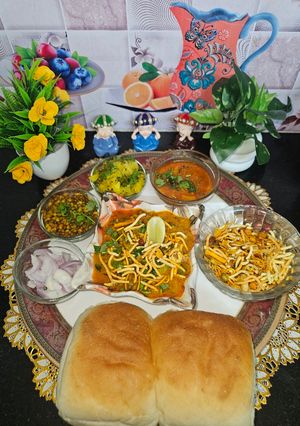 A picture of Kolhapuri Misal.