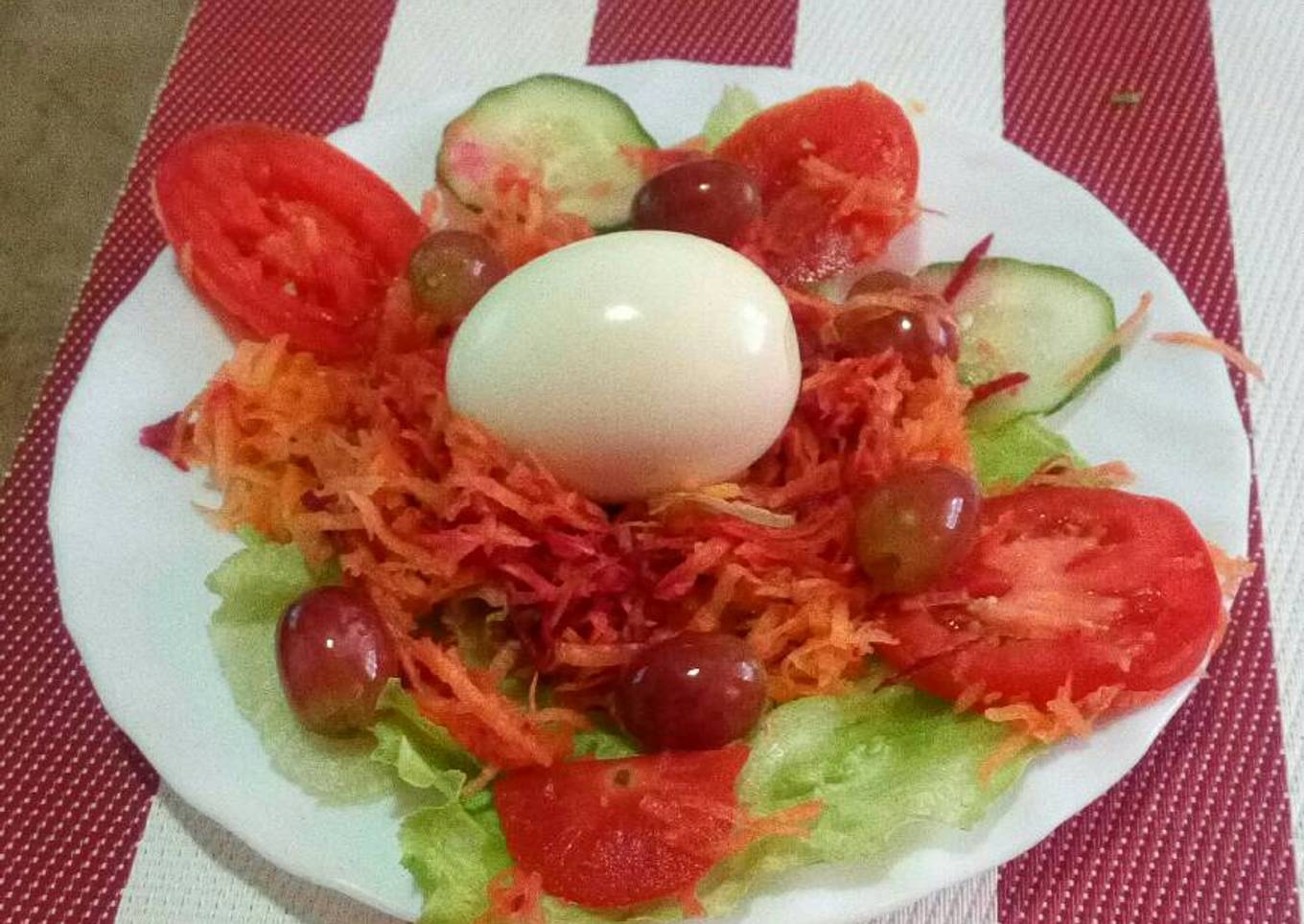 Boiled egg and vegetables