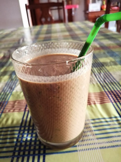 Una foto de Batido de verduras, cacao y avena