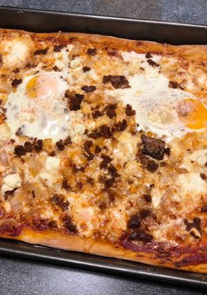 Pizza magyarosan (tükörtojással, kolbásszal, szalonnával... hm...) recept fotója