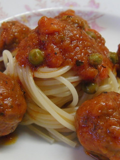 Paradicsomos húsgombóc, sárgarépa, zöldborsóval recept fotója