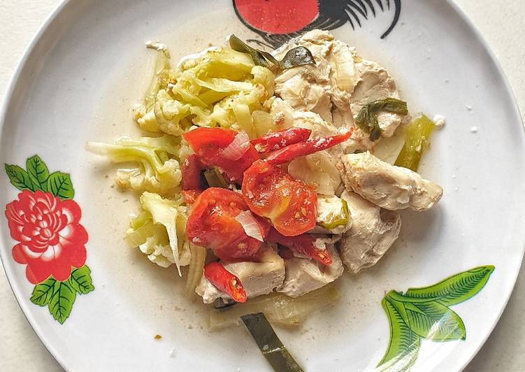 Cara Gampang Menyiapkan Kukus Ayam Tomat Kembang Kol (Menu Diet), Enak