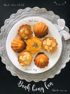 Hình của món Bánh bông lan hình con sò chanh dây hạnh nhân cắt lát và hạt chia.