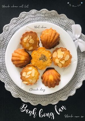 Hình của món Bánh bông lan hình con sò chanh dây hạnh nhân cắt lát và hạt chia.