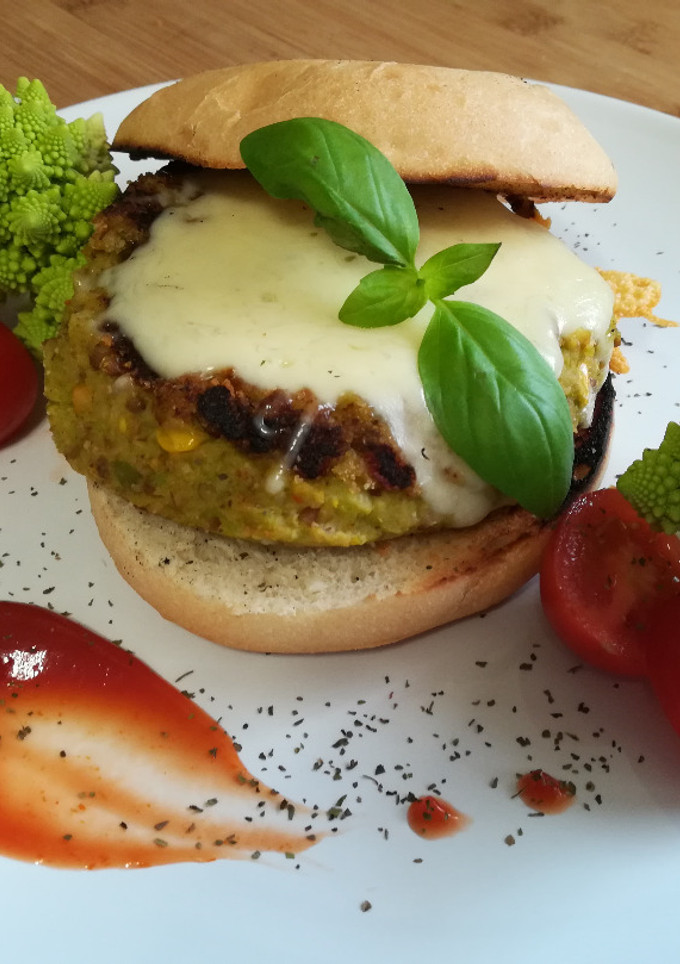 Una foto de Hamburguesa de Romanesco (vegetariana)
