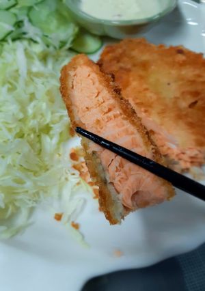 รูปของ Salmon Katsu & Tartar Sauce (แซลมอนชุบเกล็ดขนมปังทอด)
