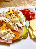 Toast cu ouă poșate, șuncă și avocado