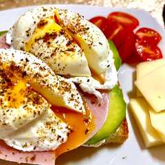 O poză a rețetei Toast cu ouă poșate, șuncă și avocado.