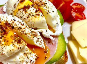 O poză a rețetei Toast cu ouă poșate, șuncă și avocado.