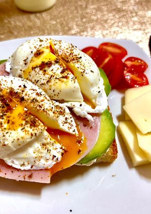 O poză a rețetei Toast cu ouă poșate, șuncă și avocado.