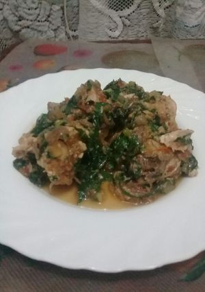 A picture of Chicken stew in spinach.
