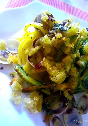 Foto di Tagliolini alle vongole e zucchine "ammuddicati"