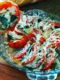 Muçarela com tomates, salsinha e manjericão