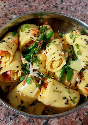 खांडवी (Khandvi recipe in hindi) रेसिपी मुख्य फोटो