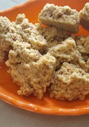 ચણા નો લોટ નો મેસૂરપાક (Mysore Pak Recipe In Gujarati) રેસીપી મુખ્ય ફોટો