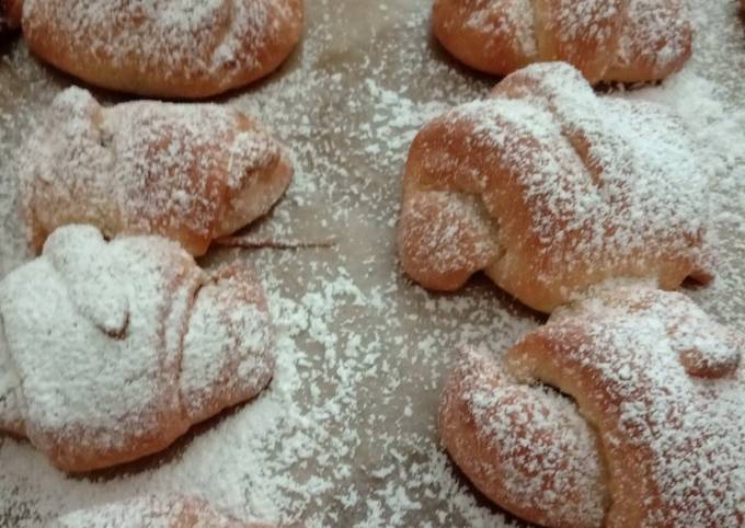 Hörnchen mit Nugat aus Hefeteig Rezept von Manfred Lentner - Cookpad