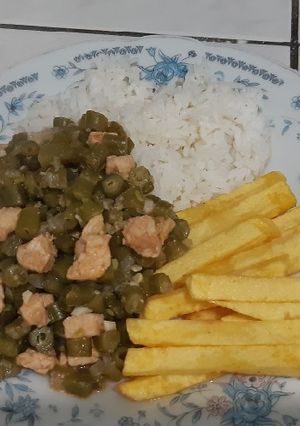 Una foto de Guiso de vainitas con papas fritas
