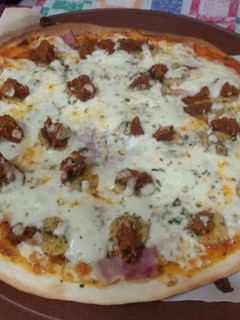 Una foto de Pizza de plátano y curry, con bacon