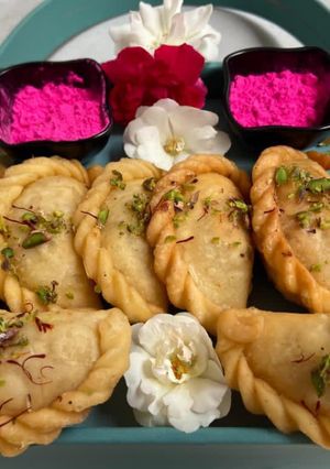 A picture of Kesariya Mawa Gujiya.
