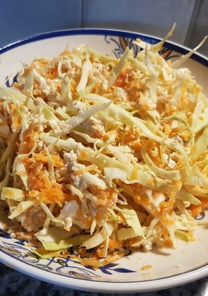 Una foto de Ensalada de repollo zanahoria y manzana
