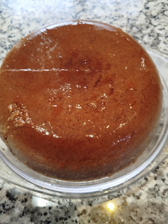 Una foto de Pudin al Microondas con resto de bizcocho sin gluten con chocolate y plátano o a tú gusto