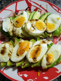 Una foto de Tostadas de jamón cocido, aguacate y huevo duro