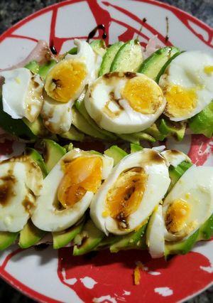 Una foto de Tostadas de jamón cocido, aguacate y huevo duro