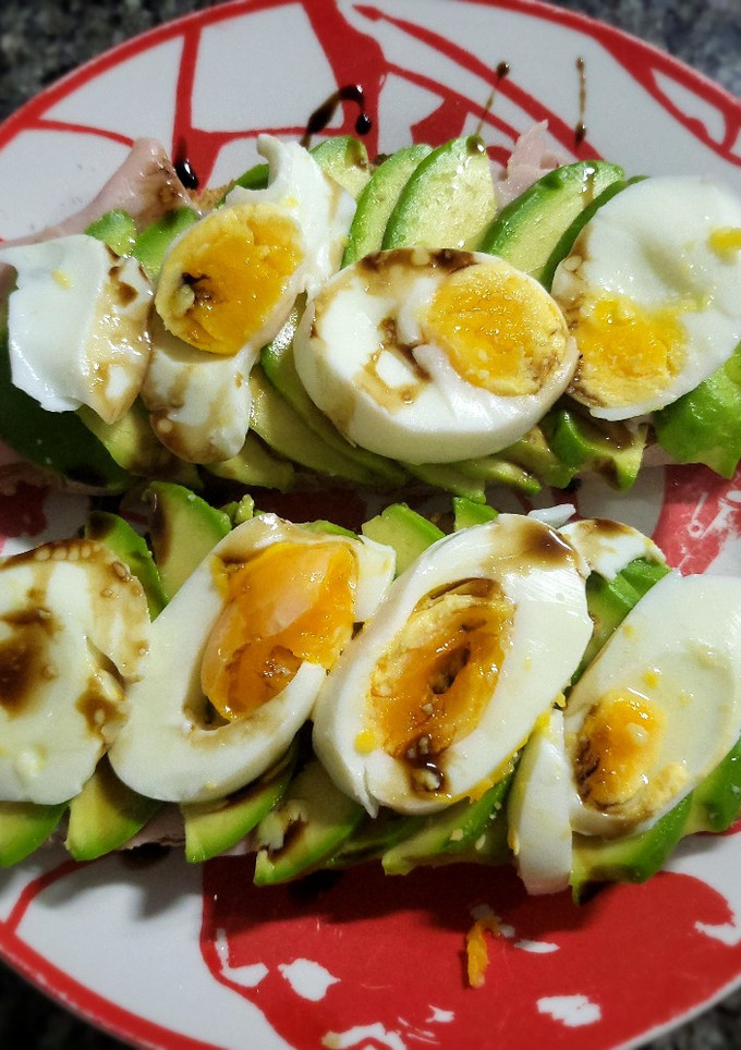 Una foto de Tostadas de jamón cocido, aguacate y huevo duro