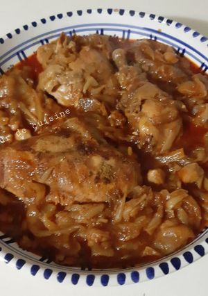 Une photo de Tajine de poulet aux oignons 🍴