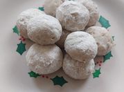 Una foto de postre helado con galletas