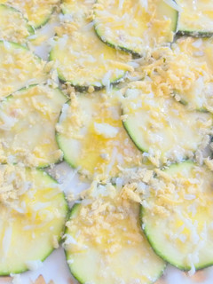 Una foto de Carpaccio de calabacín