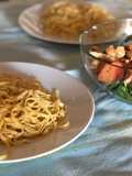 Pasta a la trufa con ensalada de pollo. Mi menú de medio día!
