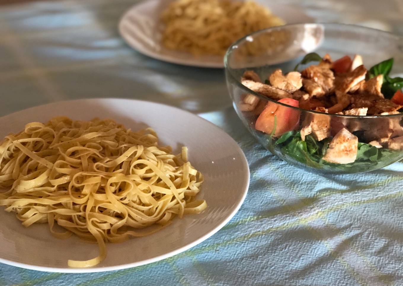 Pasta a la trufa con ensalada de pollo. Mi menú de medio día!