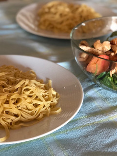 Una foto de Pasta a la trufa con ensalada de pollo. Mi menú de medio día!