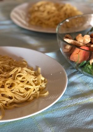 Foto principal de Pasta a la trufa con ensalada de pollo. Mi menú de medio día!