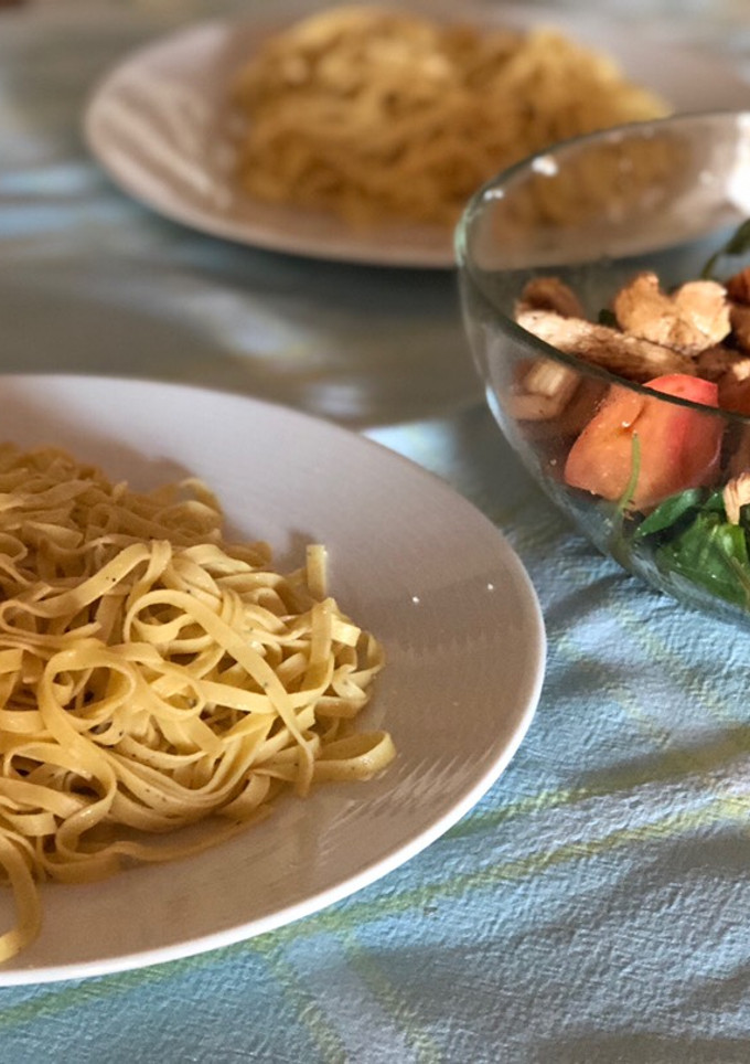 Una foto de Pasta a la trufa con ensalada de pollo. Mi menú de medio día!