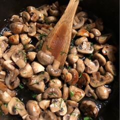 A picture of Champignons with dill.