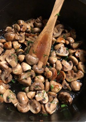 A picture of Champignons with dill.