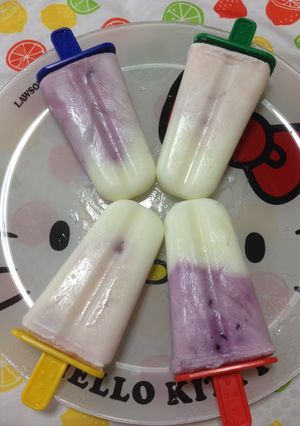 Una foto de Paletas de helados caseros con yogur!!