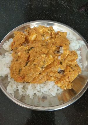 A picture of Shahi paneer with rice.